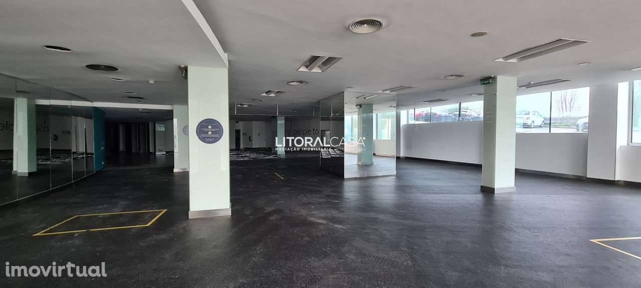 Loja de 2 Pisos e 100 Estacionamentos - 4.204 m2 - Grande imagem: 4/26