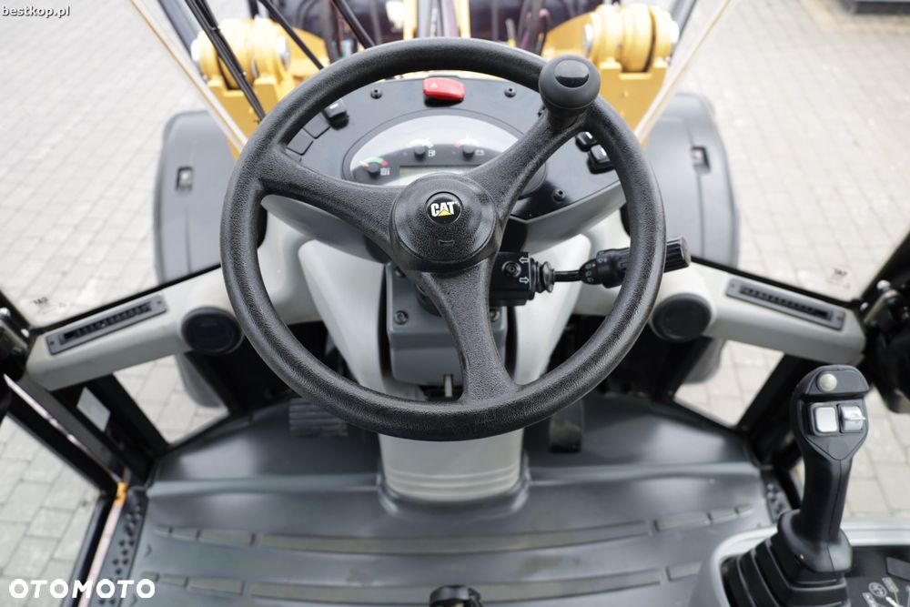 Caterpillar CAT 906M - 32