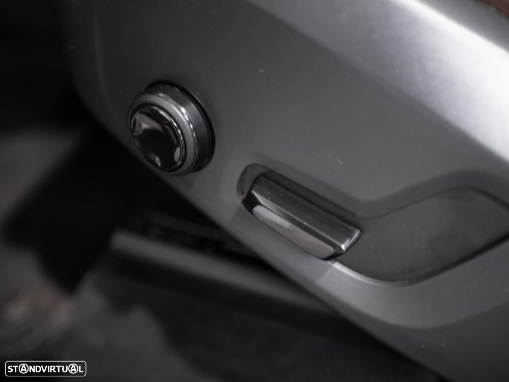 Volvo XC 60 2.0 T8 PHEV Momentum Plus AWD - 18