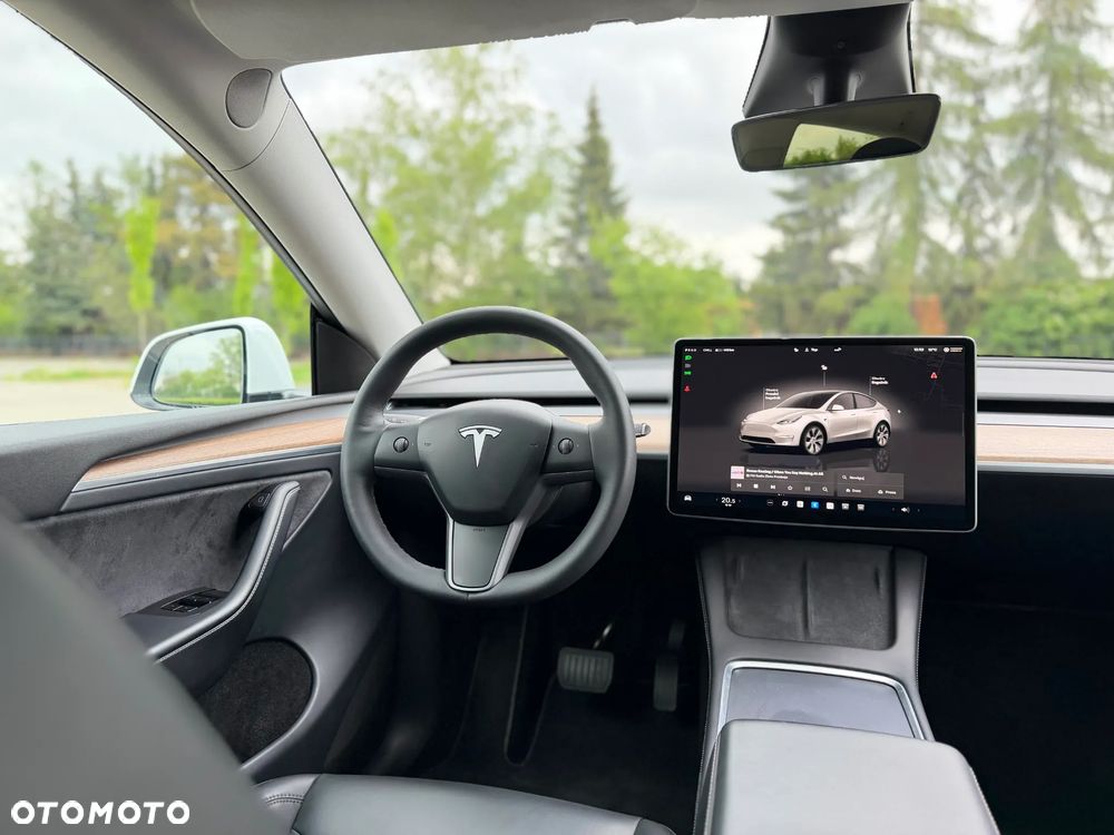 Tesla Model Y - 10