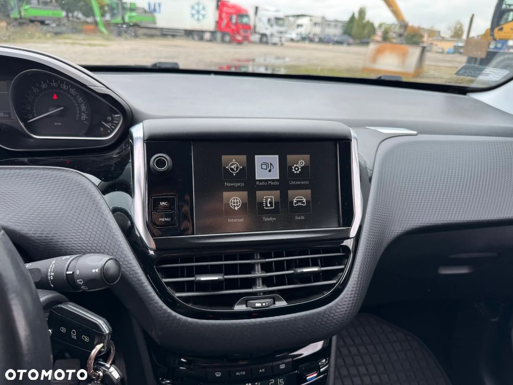 Peugeot 2008 1.2 Pure Tech Style S&S - 17