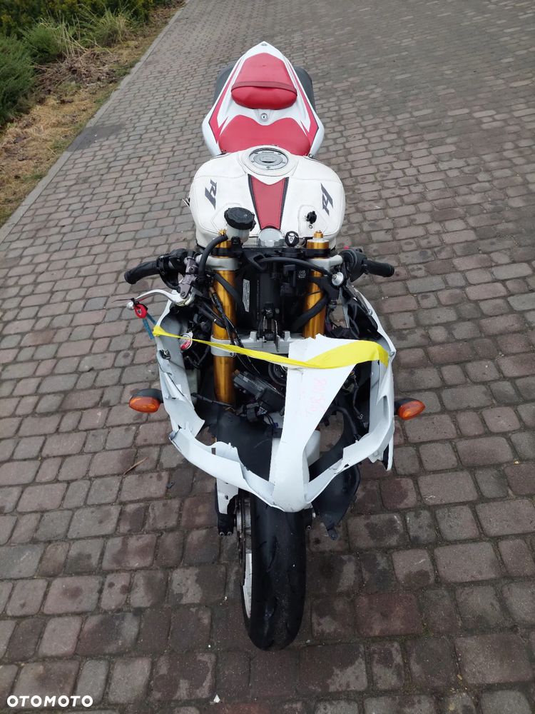 Yamaha R1 - 8
