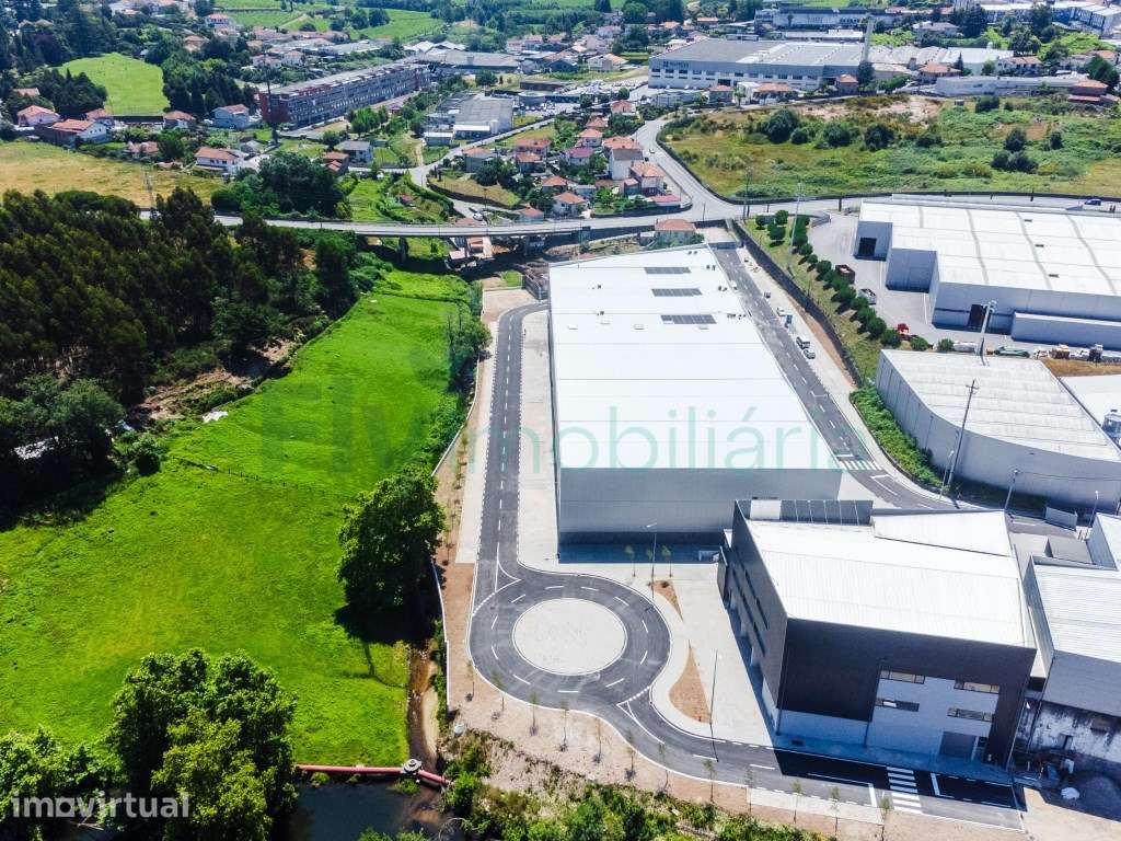 Pavilhão na Zona Industrial em S. Martinho do Campo - Grande imagem: 5/43