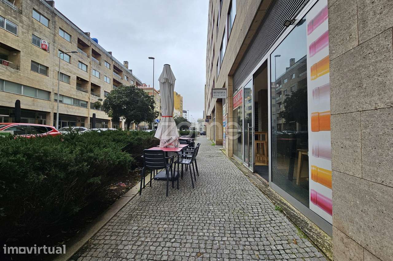 Espaço Comercial com Montra e Acesso Direto à Rua - Matosinhos - Grande imagem: 2/23