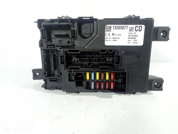 Opel Corsa D 04-14 SKRZYNKA BEZPIECZNIKÓW OE 13265077