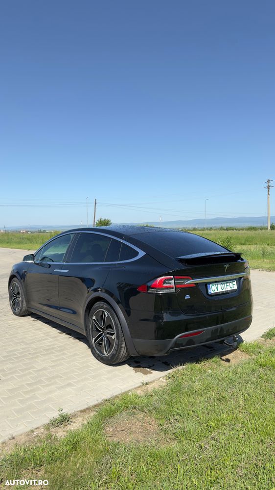 Tesla Model X - 9