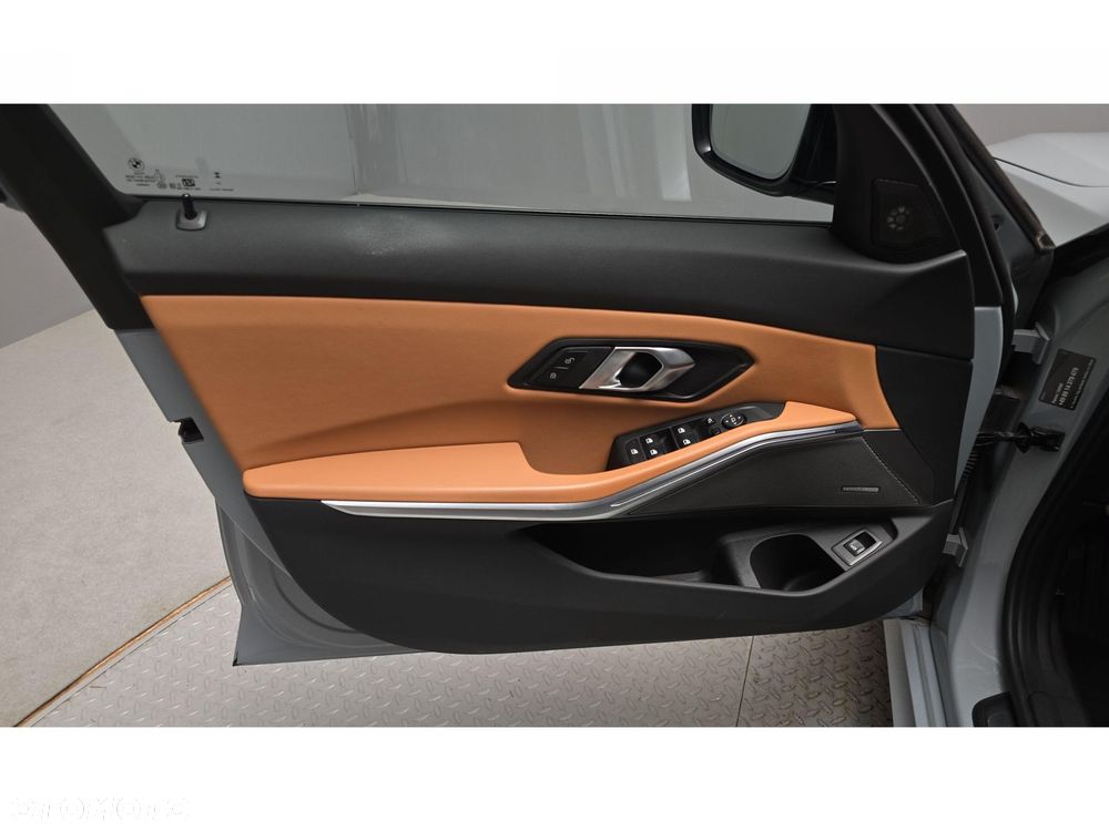 BMW Seria 3 320d xDrive M Sport - 17
