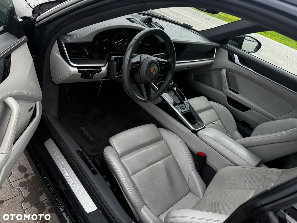 Porsche 911 Carrera GTS - 6