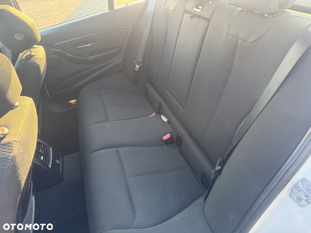 BMW Seria 3 318d Sport Line - 10