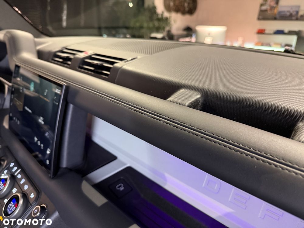Land Rover Defender 3.0 D300 mHEV HSE - 33