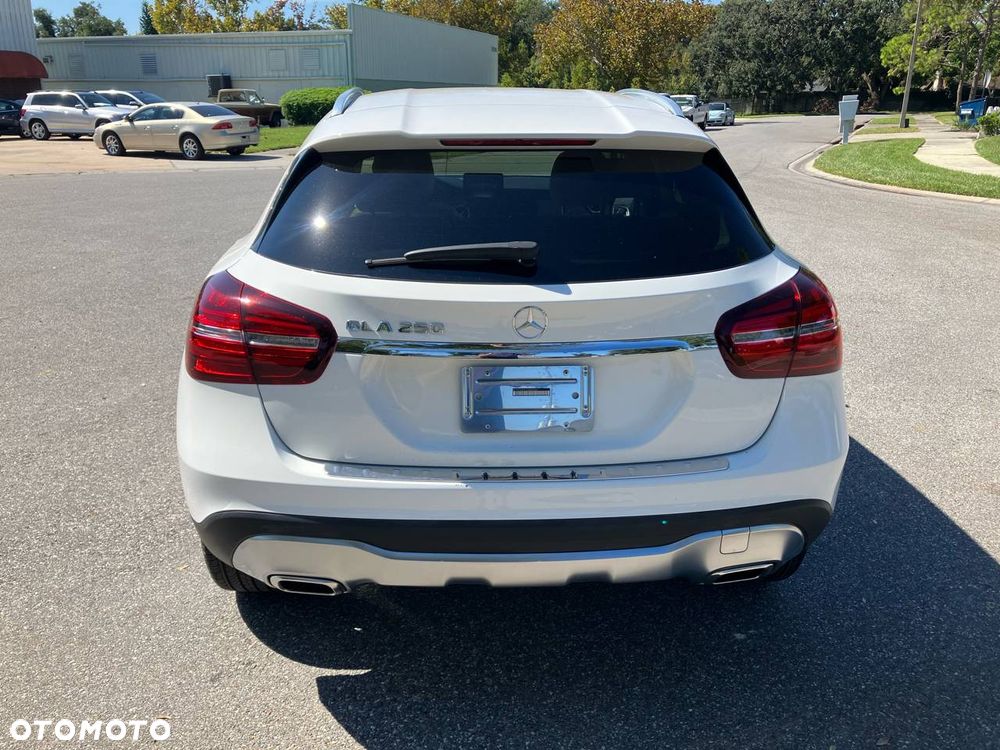 Mercedes-Benz GLA - 4