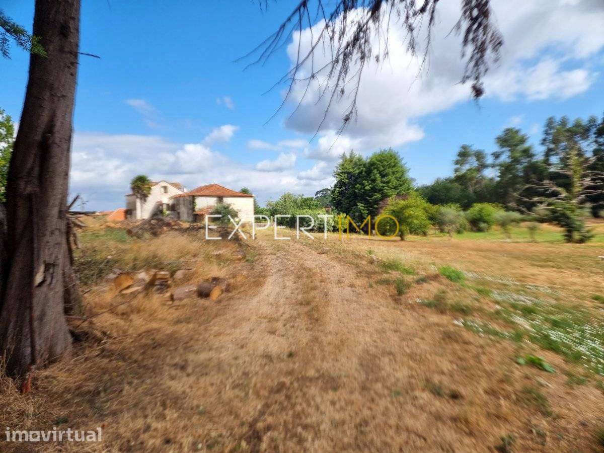 Moradia em granito para recuperar com 17.509 m2 de terreno - Grande imagem: 4/10