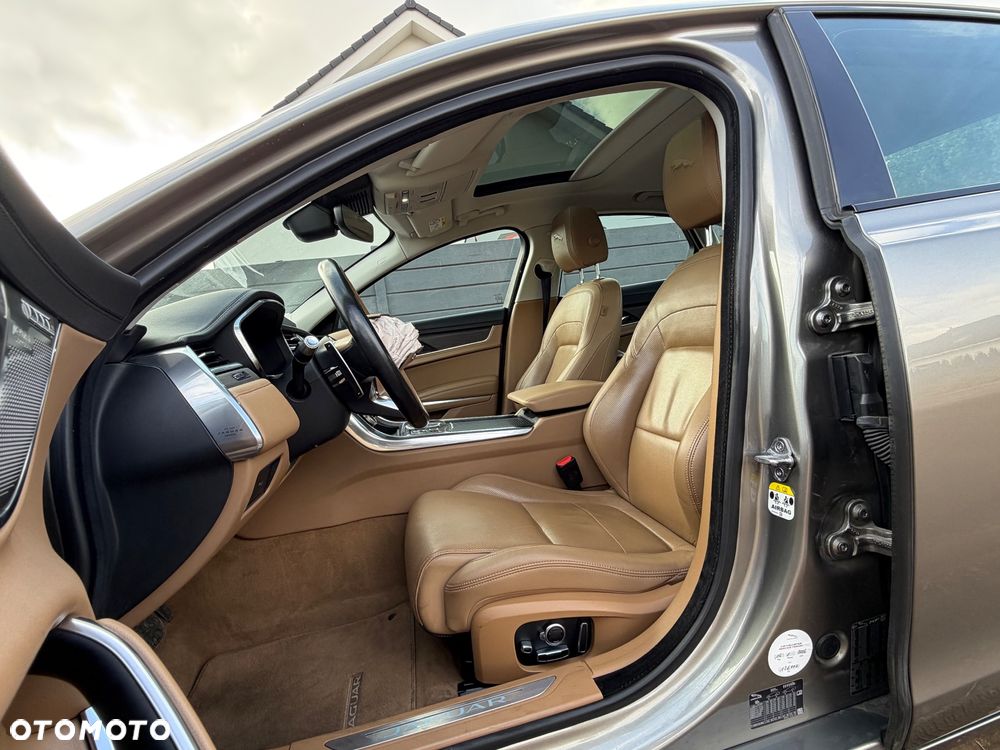 Jaguar XF P250 HSE - 36