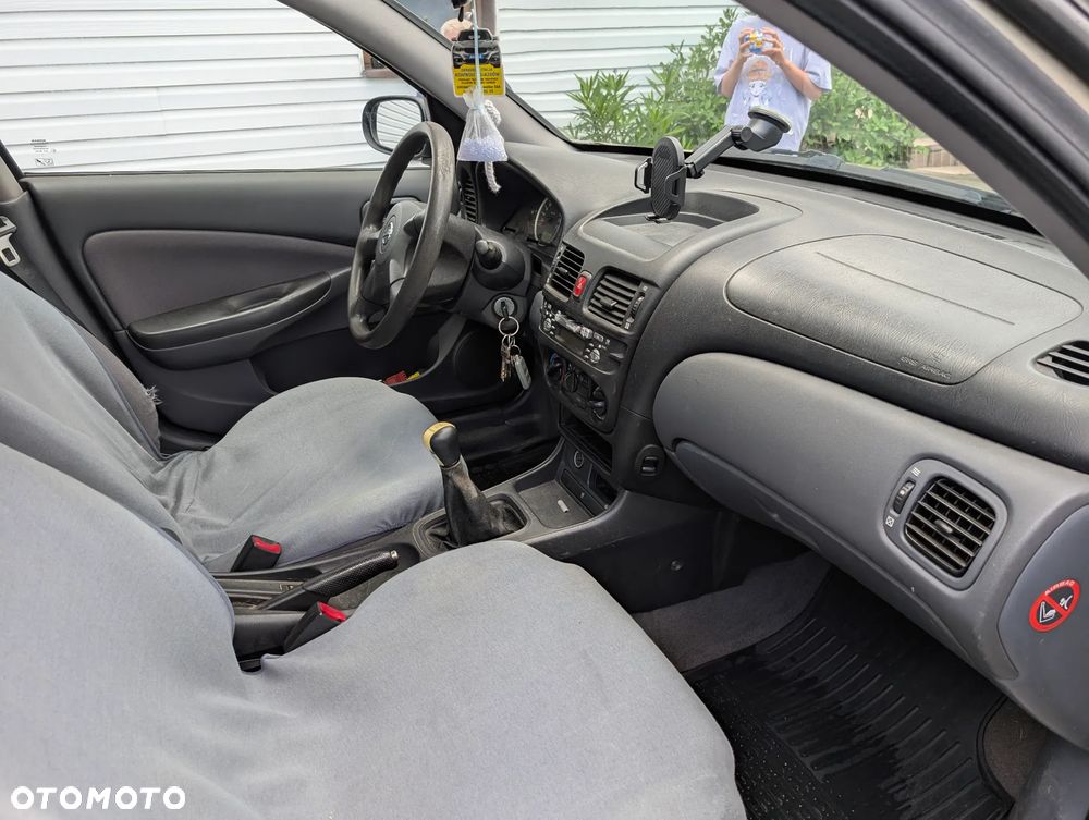 Nissan Almera 1.5 Base - 18