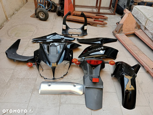 SUZUKI V-STROM DL 650 ELEMENTY PLASTIKOWE KOLO LICZNIK