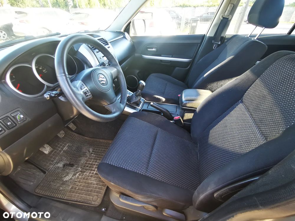 Suzuki Grand Vitara 2.0 Comfort + - 10