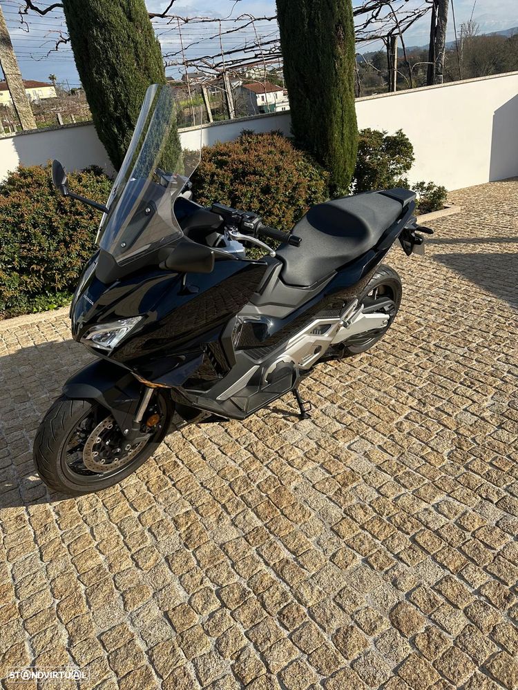 Honda Forza maxi scooter - 2