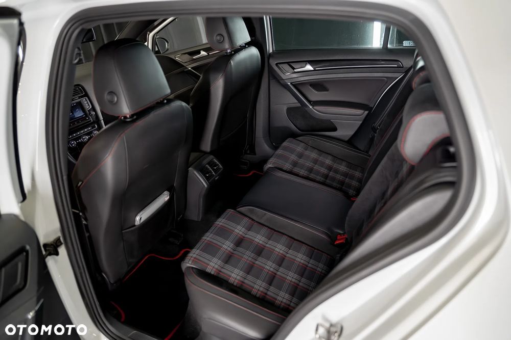 Volkswagen Golf GTI (BlueMotion Technology) DSG Performance - 23