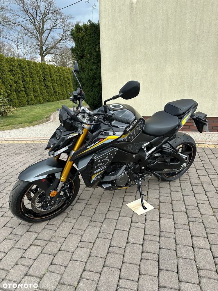 Suzuki GSX - 6