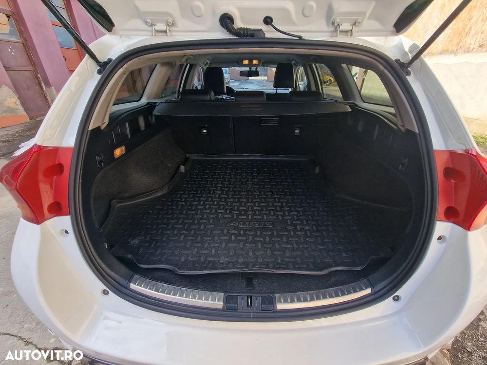 Toyota Auris 1.8 L VVT-i Sol + - 5