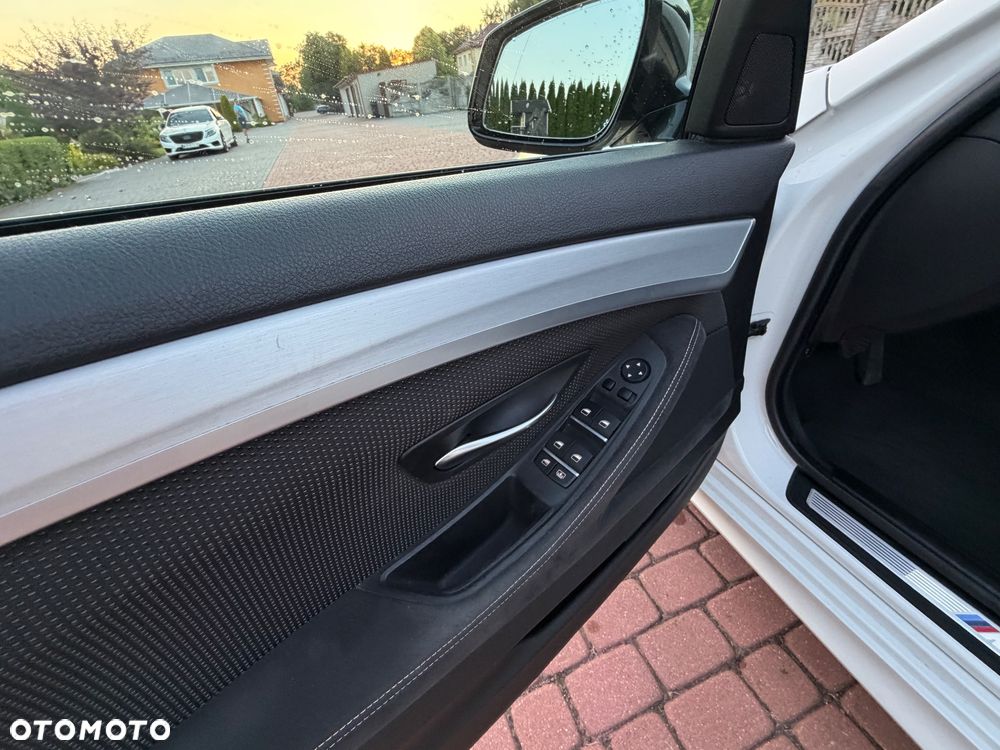 BMW Seria 5 525d xDrive - 33
