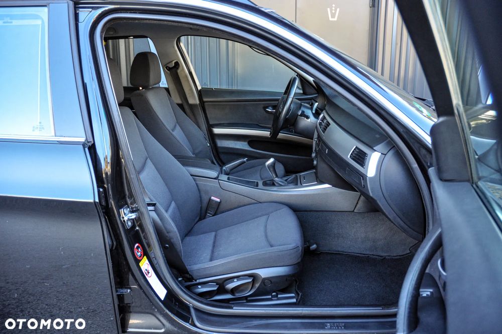 BMW Seria 3 325i Touring - 11