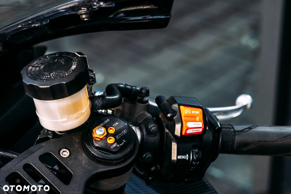 Yamaha R1 - 4