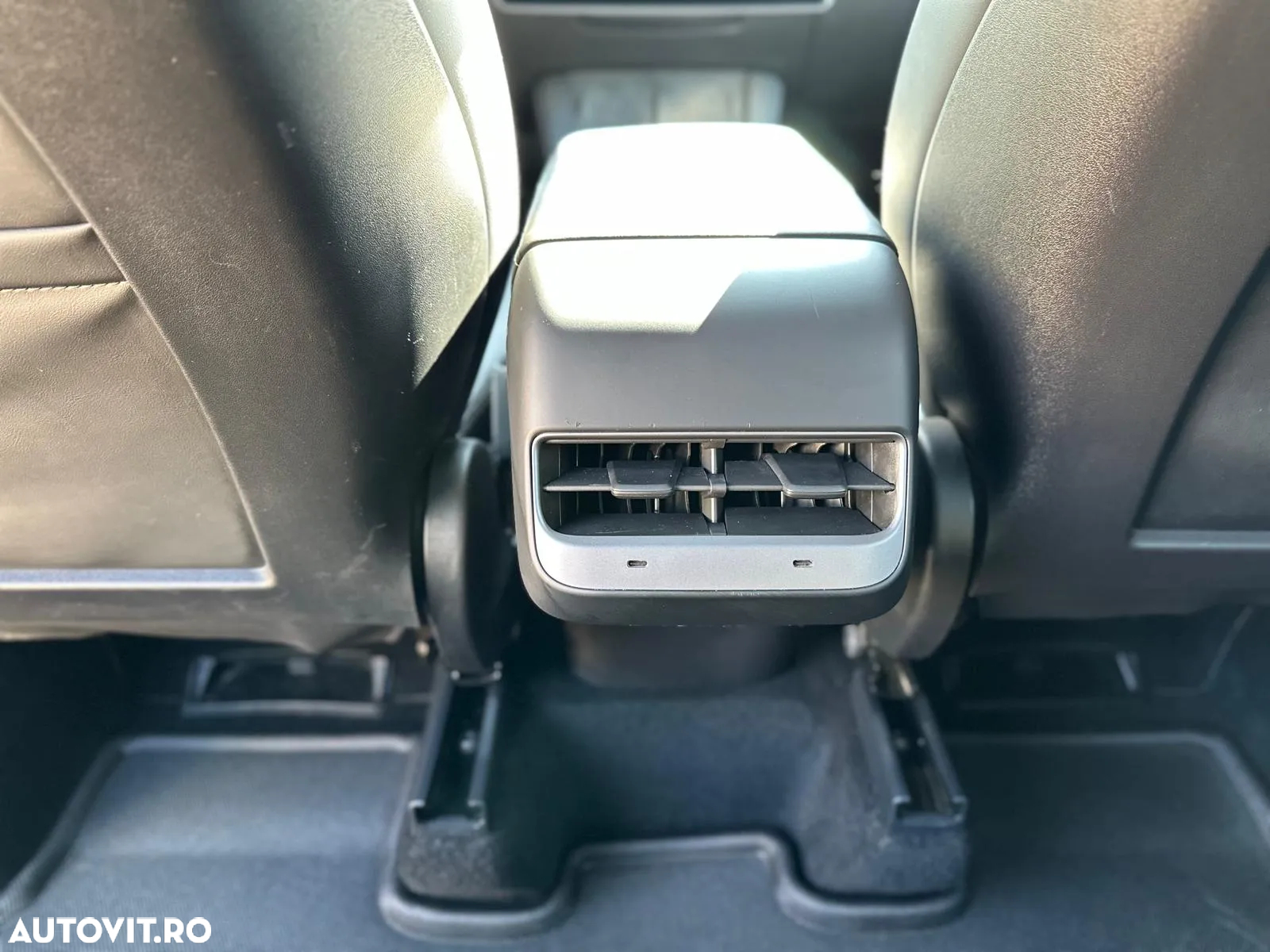 Tesla Model Y Long Range Dual Motor AWD - 36