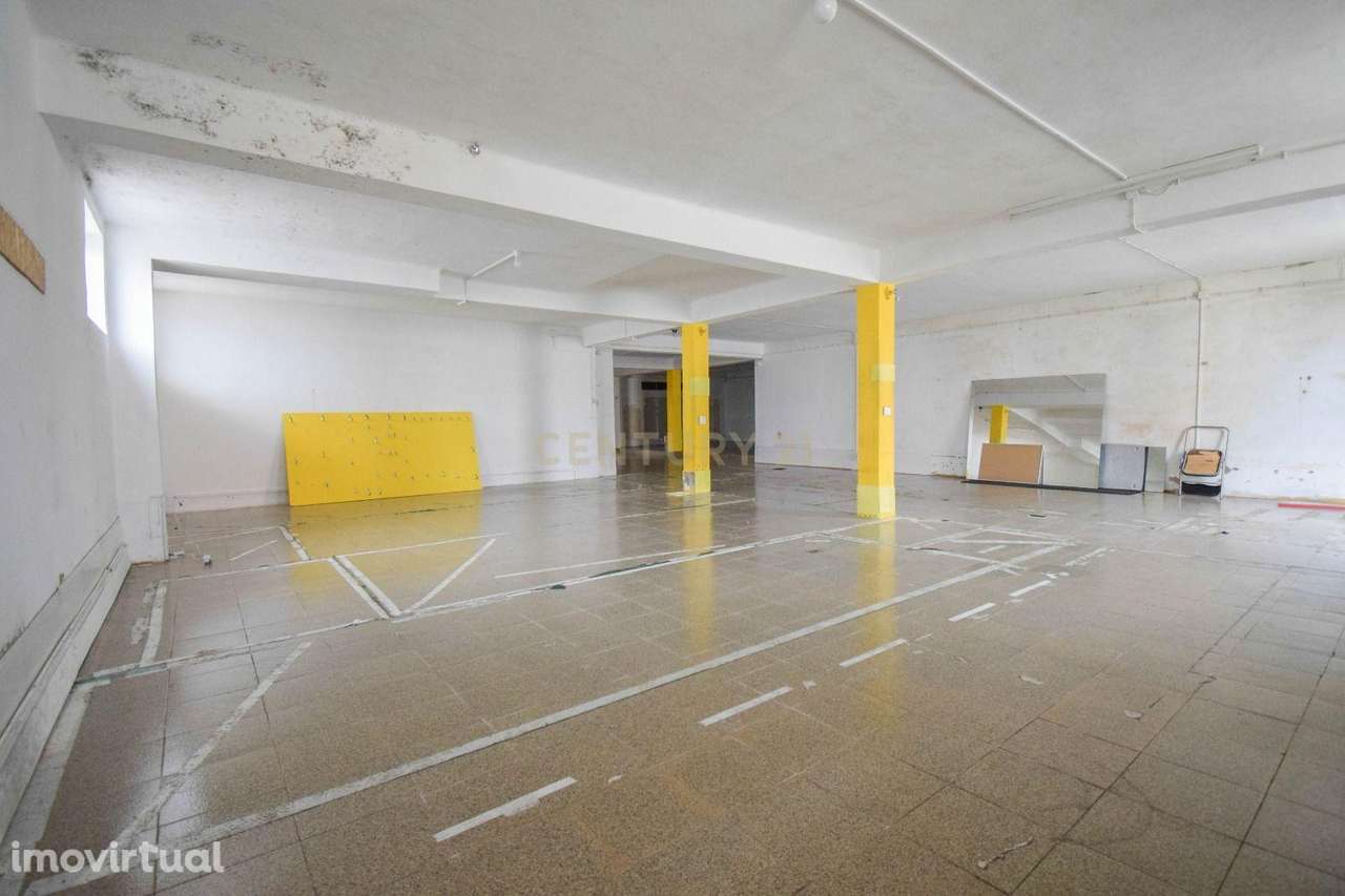 Vende-se armazém / garagem de 220m² em S. Martinho do Bispo - Excelent - Grande imagem: 4/16