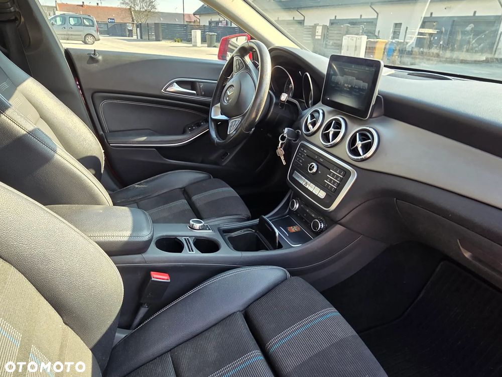 Mercedes-Benz CLA 220 4-Matic - 8