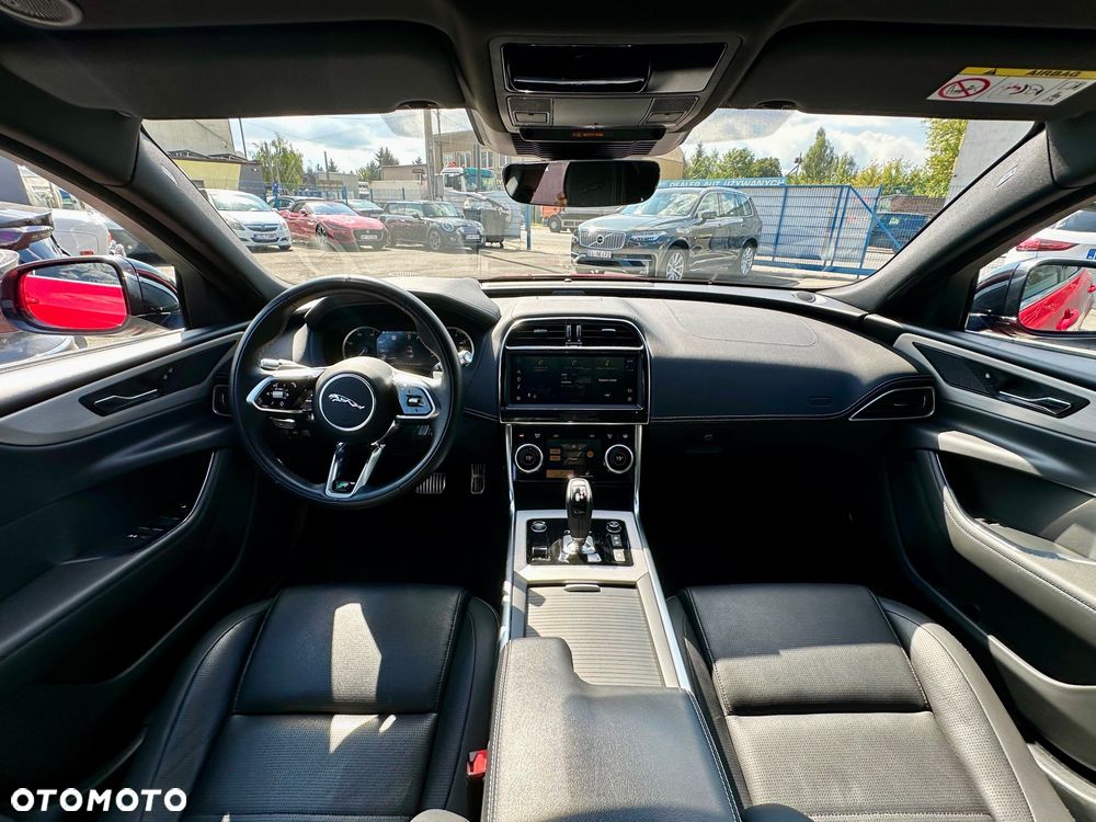 Jaguar XE 2.0 P250 R-Dynamic S - 9