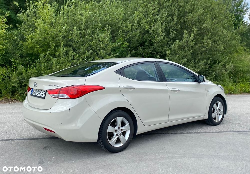 Hyundai Elantra - 5