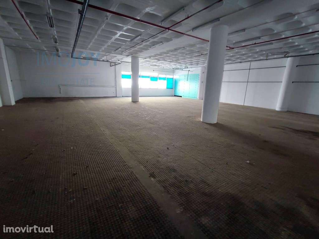 Armazém com 5 Pisos no Prior Velho - Grande imagem: 3/18