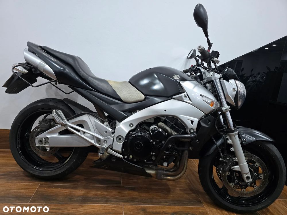 Suzuki GSR - 6