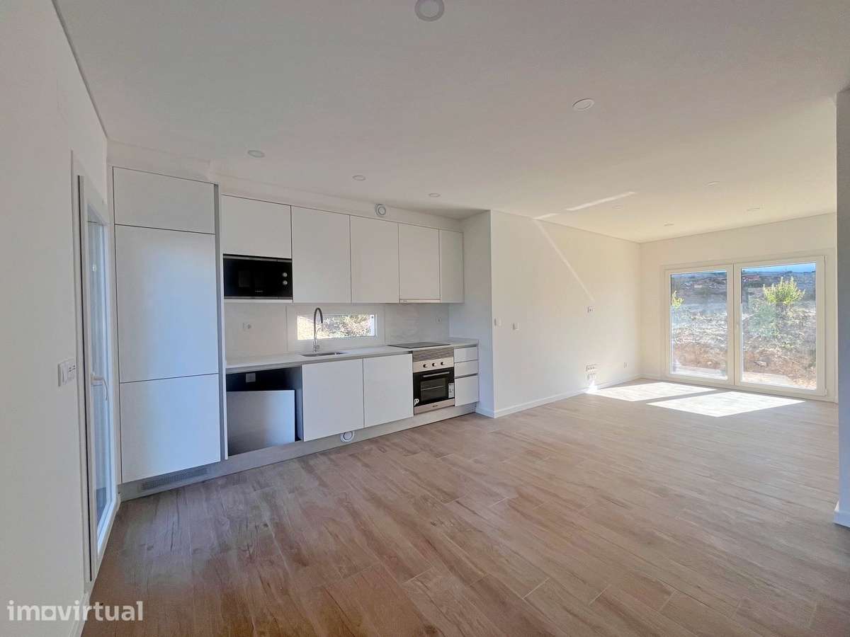 Moradia T2 Isolada Nova com Lote de 394 m² em Monte Redondo - Grande imagem: 2/26