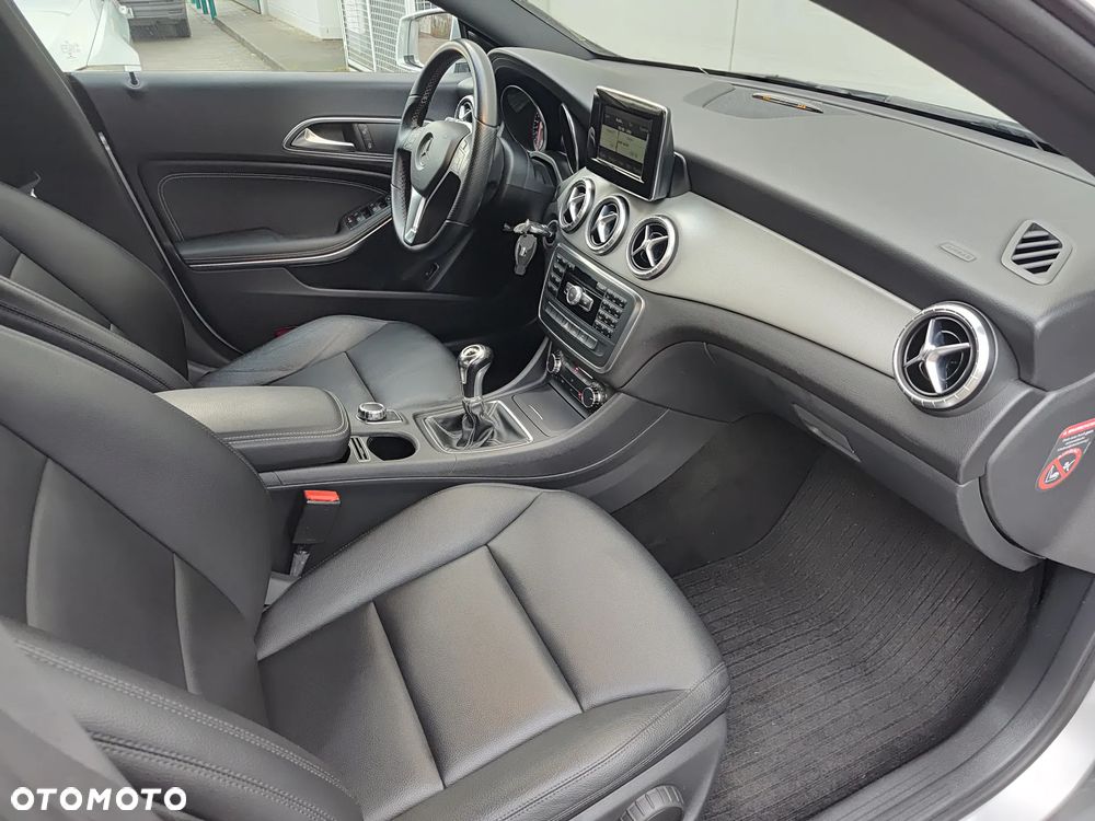 Mercedes-Benz CLA 180 UrbanStyle Edition - 8