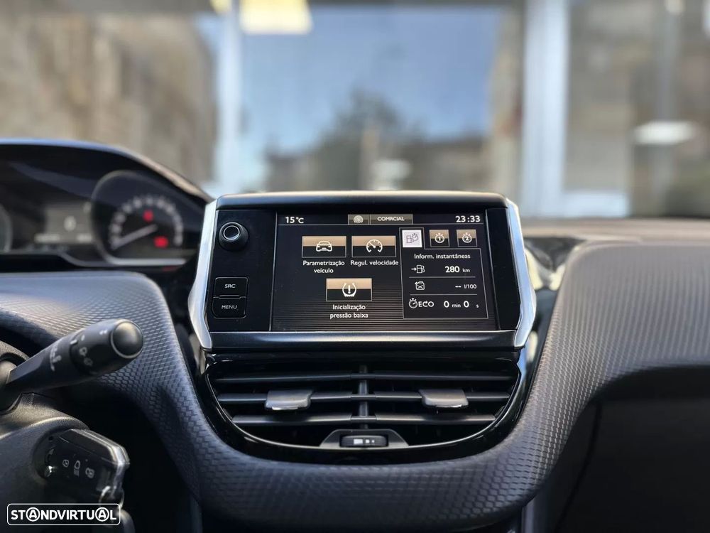 Peugeot 2008 1.2 PureTech Allure EAT6 - 24