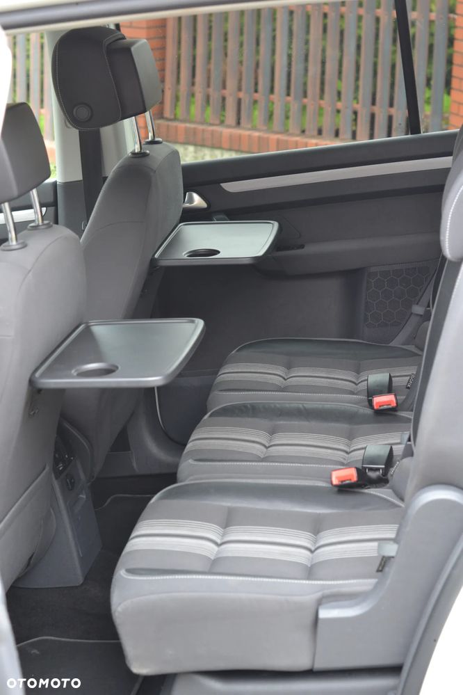 Volkswagen Touran - 12