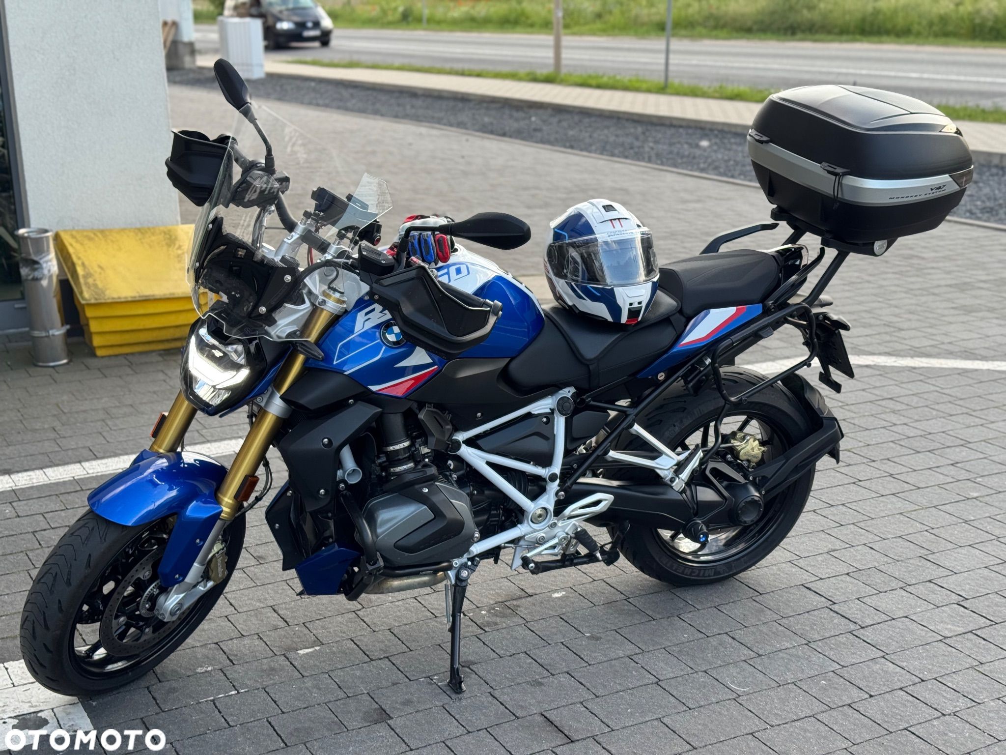 BMW R - 1