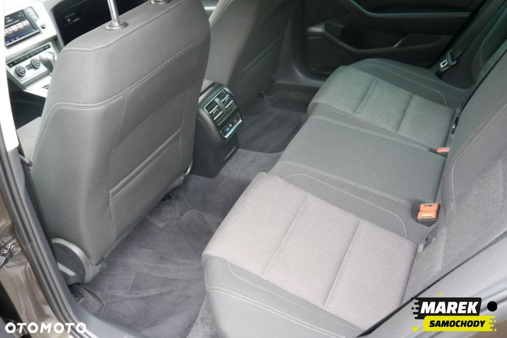 Volkswagen Passat - 25