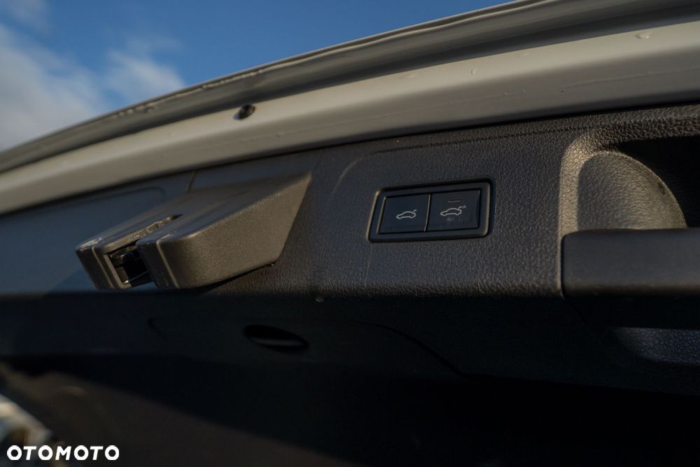 Volkswagen Passat 2.0 TDI Elegance DSG - 23