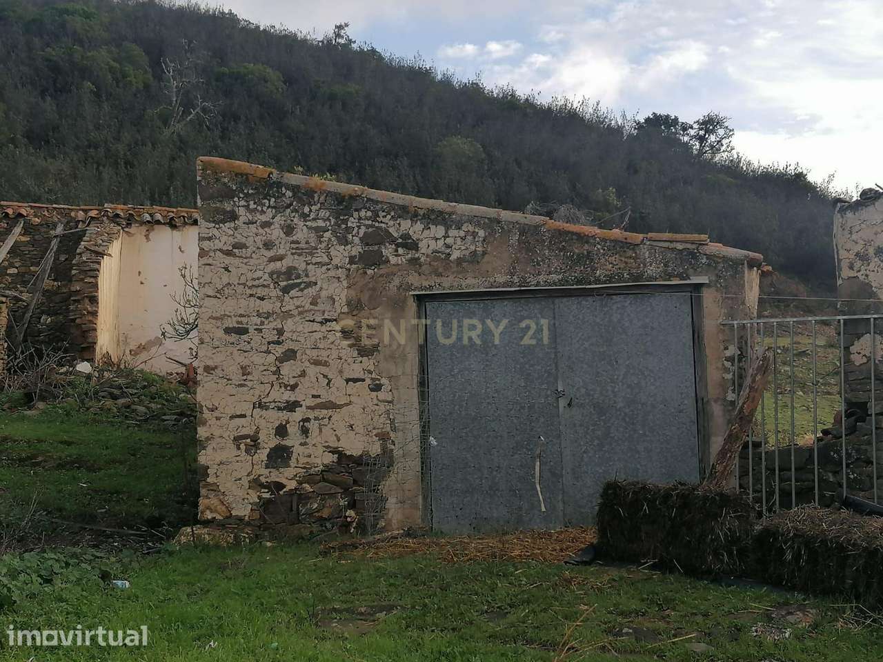 Moradia antiga com vários anexos para recuperação em Ribeira de Odelou - Grande imagem: 3/13