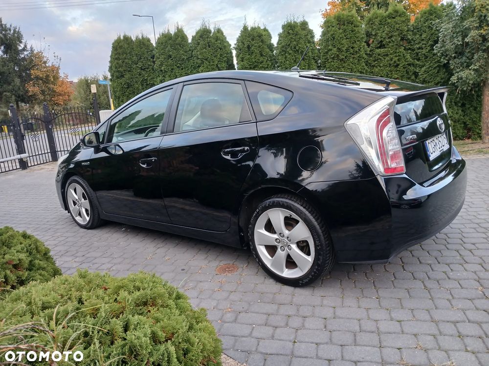 Toyota Prius (Hybrid) Executive - 16