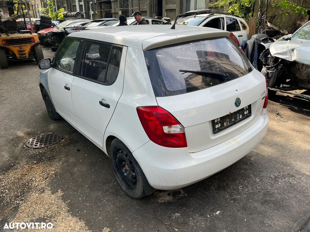 Dezmembrez Skoda Fabia 2 facelift 2012 alb 1,2 benzina - 2