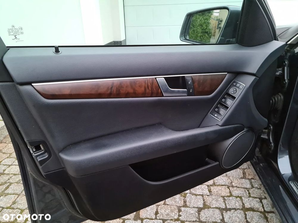 Mercedes-Benz Klasa C 180 CGI BlueEff Elegance - 29