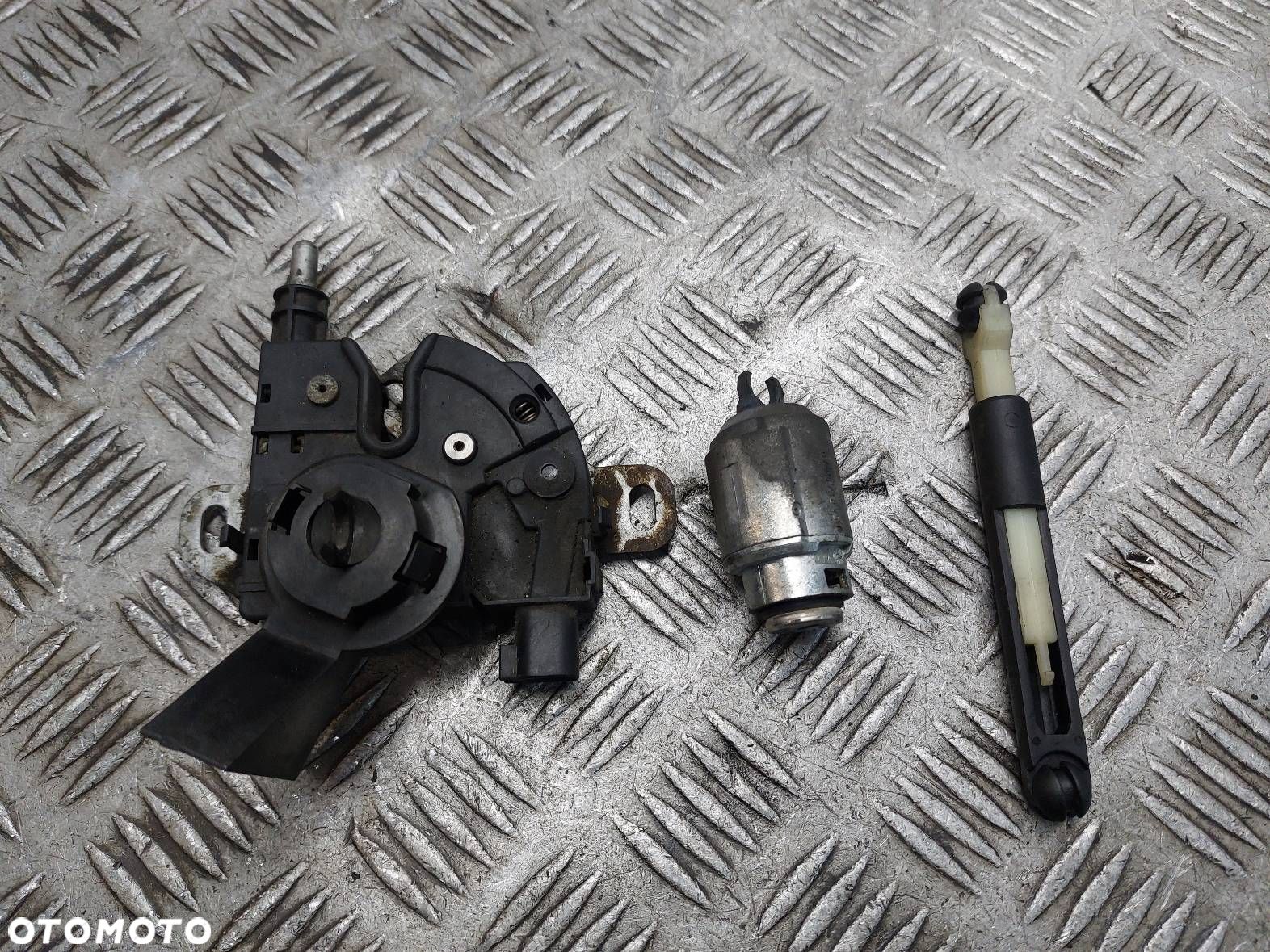 ZAMEK MASKI FORD FOCUS MK2 3M51-16700-AB 4M5AR16C826AD - 1
