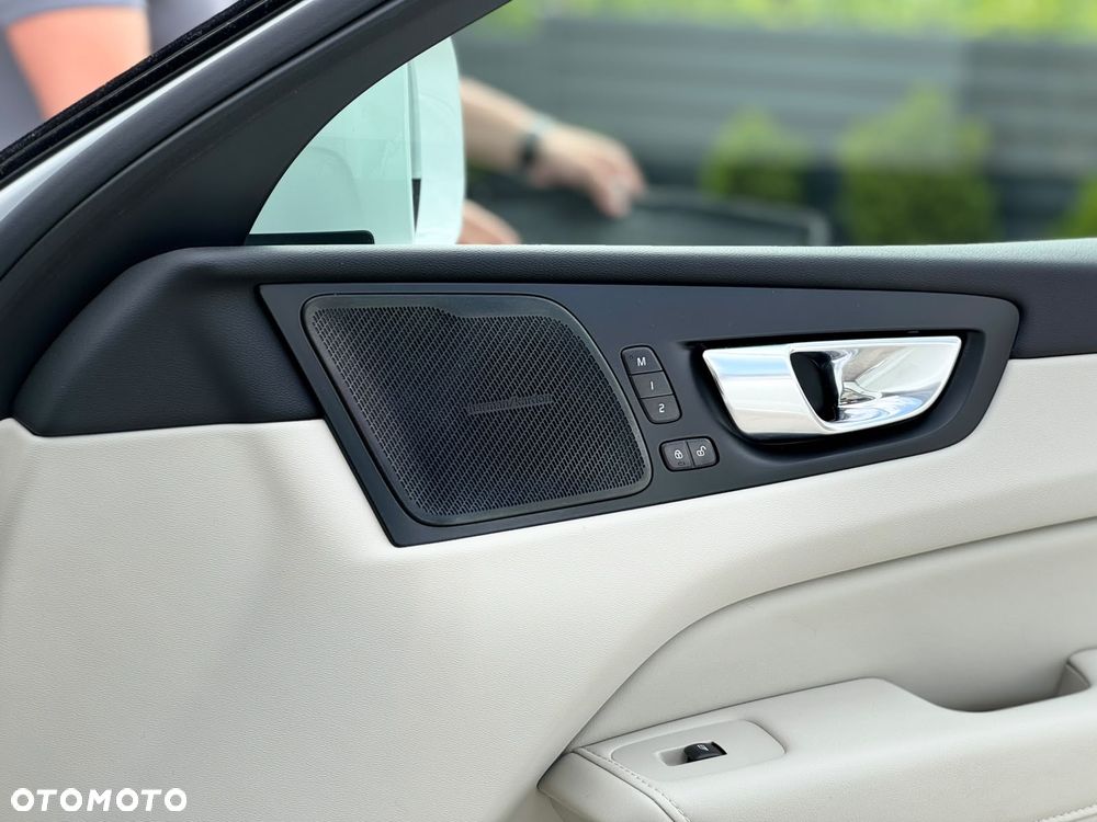 Volvo XC 60 B5 B AWD Ultimate Bright - 27