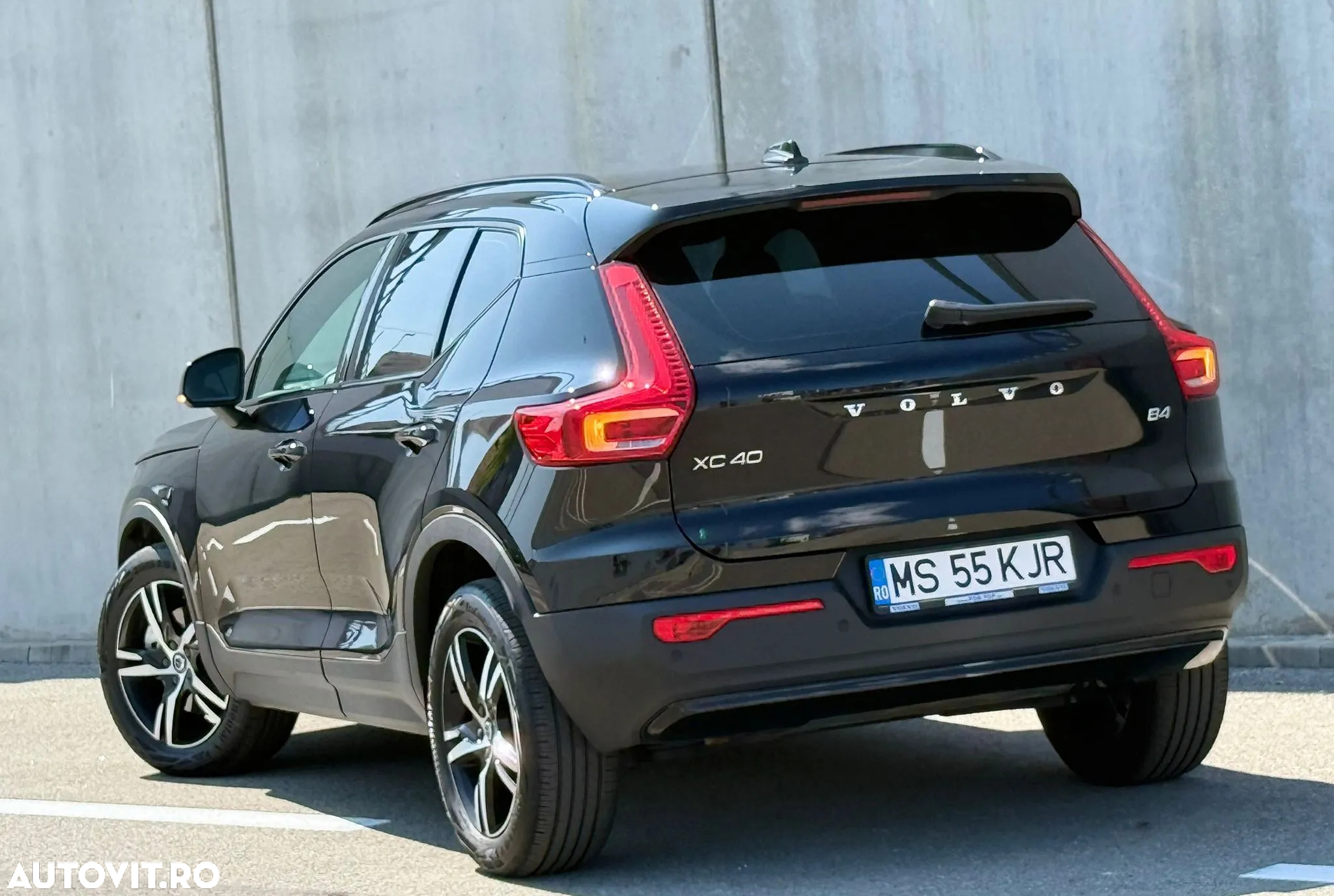 Volvo XC 40 B4 AT FWD MHEV Plus Dark - 8