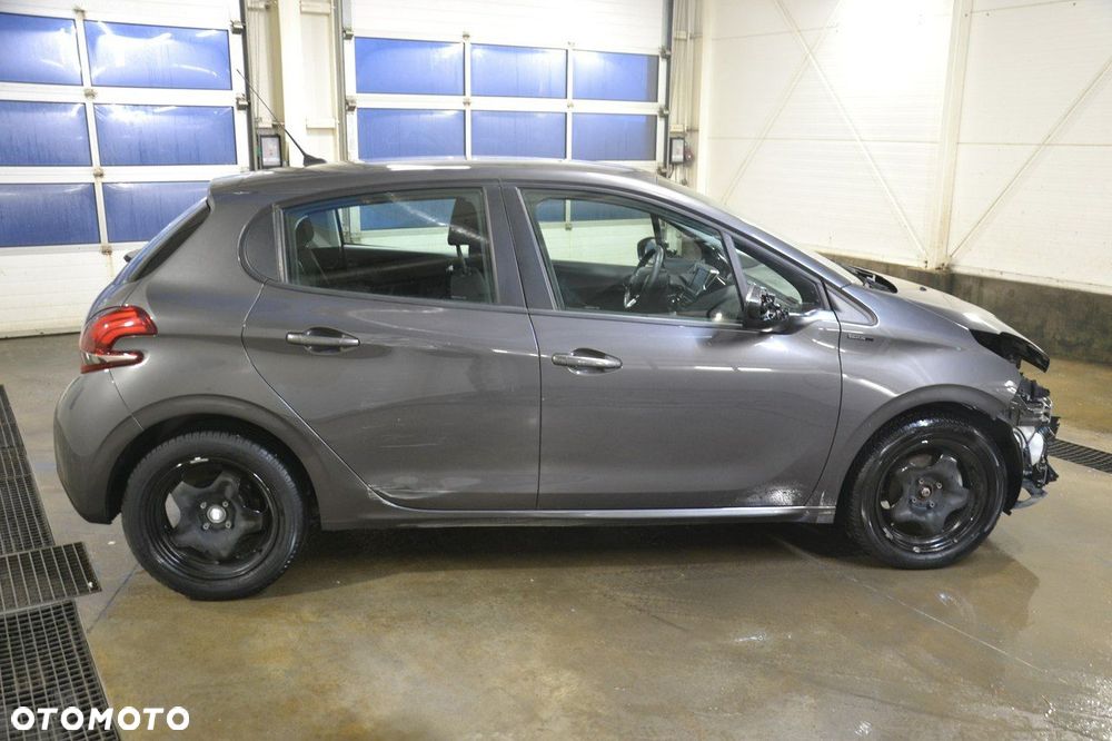 Peugeot 208 - 8