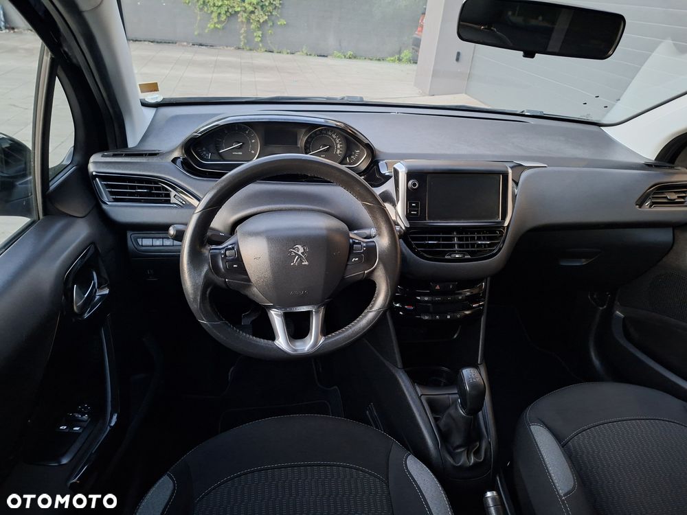 Peugeot 208 - 10